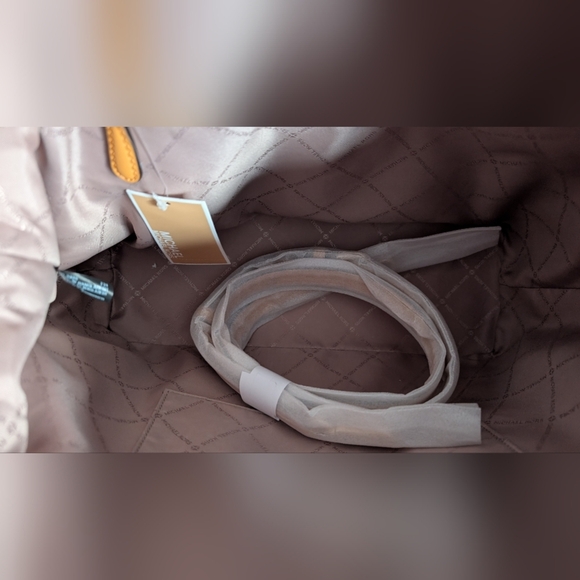 NWT Michael Kors Hyde Large Pebbled Leather Satchel Golden Rod - Picture 7 of 9